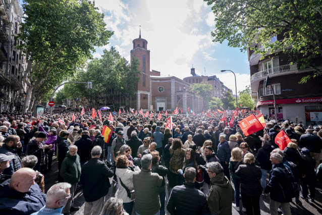 Miles de personas durante una concentración en la calle de Ferraz en apoyo al presidente del Gobierno, Pedro Sánchez, en la sede del PSOE, a 27 de abril de 2024, en Madrid (España).