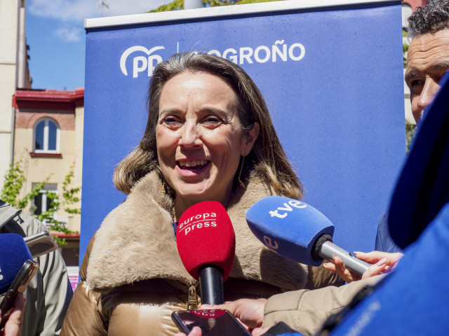 La secretaria genral del PP, Cuca Gamarra, atiende a los medios de comunicación en Logroño antes de participar en la Fiesta de la Primavera del PP de Logroño