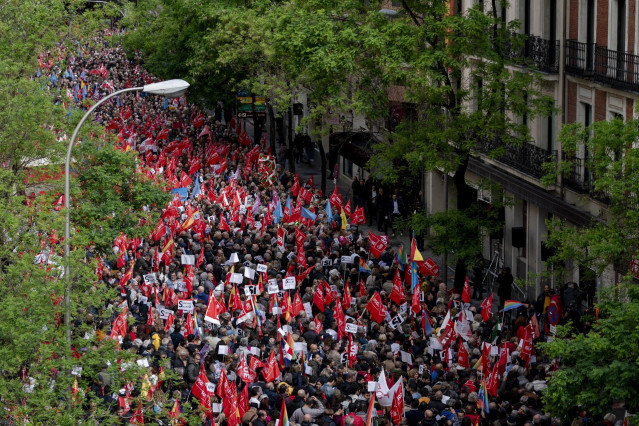 Cientos de personas durante una concentración en la calle de Ferraz en apoyo al presidente del Gobierno, Pedro Sánchez, en la sede del PSOE.