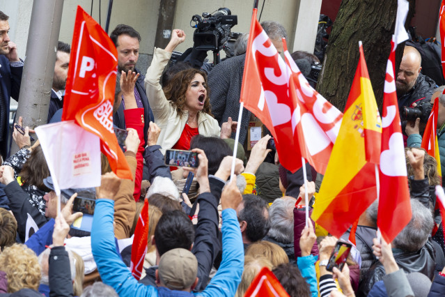 La vicesecretaria general del PSOE, María Jesús Montero, se suma a la concentración de apoyo a Pedro Sánchez tras el Comité Federal