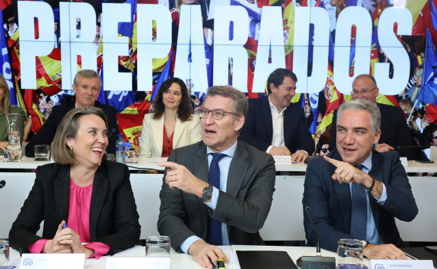 (I-D) En primera fila, la secretaria general del PP, Cuca Gamarra; el líder del PP, Alberto Núñez Feijóo; y el vicesecretario de Política Autonómica del PP, Elías Bendodo;  en la sede del PP en la calle Génova, a 2 de abril de 2024, en Madrid (España).