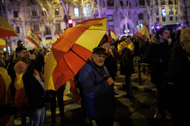 Archivo - Decenas de personas con banderas de España durante una manifestación de la Falange Española, frente a la sede de Ferraz, a 9 de febrero de 2024, en Madrid (España). Bajo el lema ‘La juventud nacional contra el régimen del 78’, la Falange se conc