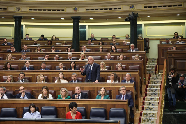 El vicesecretario de Institucional del PP, Esteban González Pons, interviene durante una sesión de control al Gobierno, en el Congreso de los Diputados, a 24 de abril de 2024, en Madrid (España). Durante la sesión de control, se han abordado cuestiones re