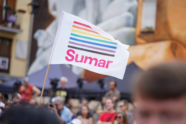 Archivo - Varias personas asisten a un acto de campaña de la coalición Sumar