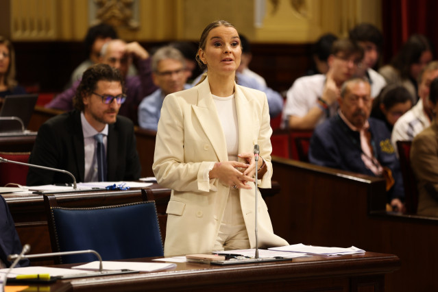 Archivo - La presidenta del Govern balear, Marga Prohens, interviene durante un pleno en el Parlament balear.