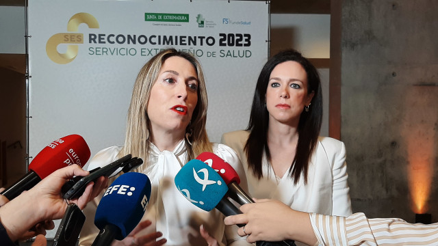 La presidenta de la Junta de Extremadura, María Guardiola, en declaraciones a los medios junto a la consejera de Salud, Sara García Espada