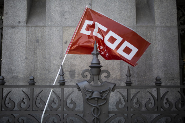 Archivo - Una bandera de CCOO, durante una concentración por la subida del Salario Mínimo Interprofesional (SMI) y la derogación de las reformas laborales, a 14 de julio de 2021, en Madrid (España).