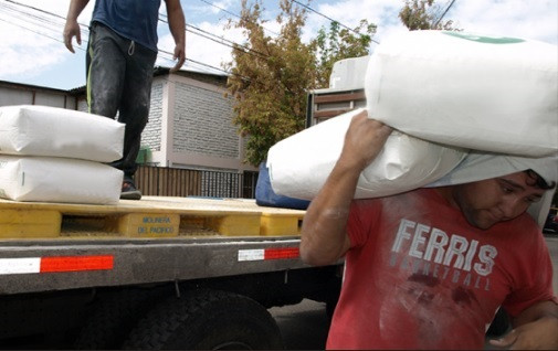 Archivo -    A partir de este próximo fin de semana la 'Ley del Saco' no permitirá que los trabajadores carguen con más de 25 kilos en Chile. 