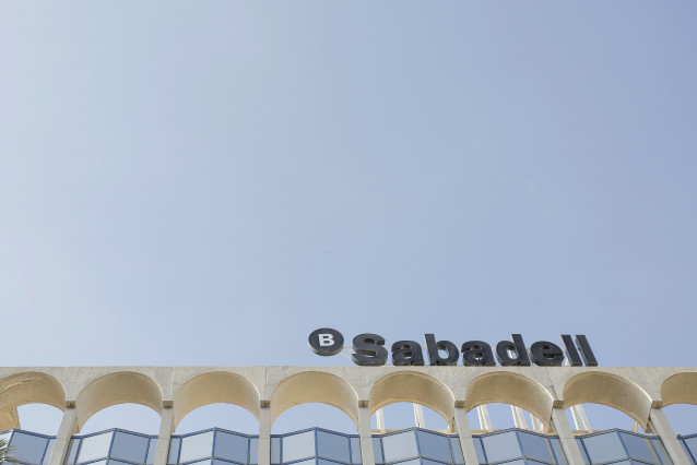 Archivo - Sede del banco Sabadell en Alicante, Comunidad Valenciana (España), a 17 de noviembre de 2020.