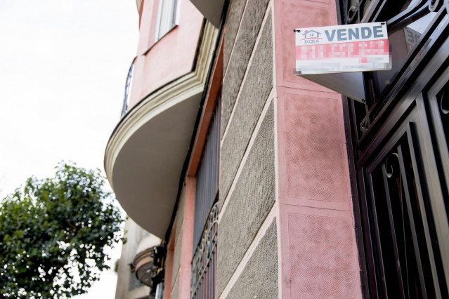 Archivo - Un cartel de 'Vende' de una inmobiliaria, en un portal del distrito de Arganzuela,