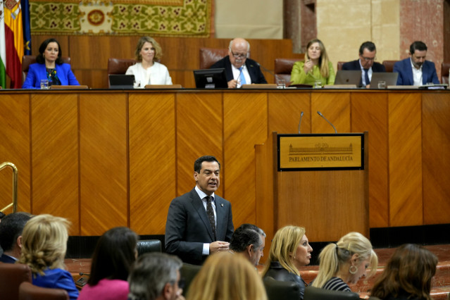 El presidente de la Junta de Andalucía, Juanma Moreno, este jueves en el Pleno del Parlamento.