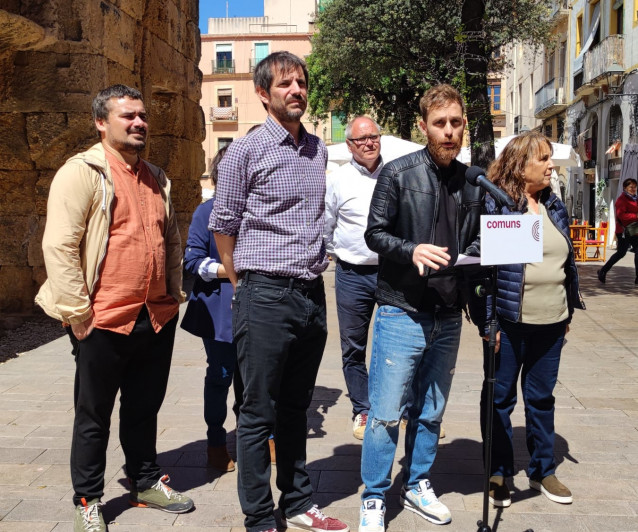 El ministro de Cultura y portavoz de Sumar, Ernest Urtasun, y la candidata de Comuns por Tarragona, Yolanda López, junto con otros miembros de la candidatura.