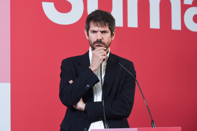El portavoz de Sumar, Ernest Urtasun, durante una rueda de prensa para valorar los resultados de las elecciones vascas, en el Espacio Rastro, a 22 de abril de 2024, en Madrid (España).