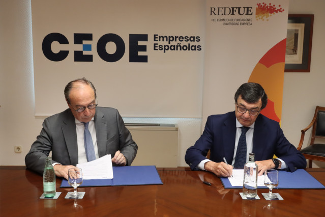José Alberto González-Ruiz (CEOE) y Fernando Martínez (REDFUE) firmando el acuerdo