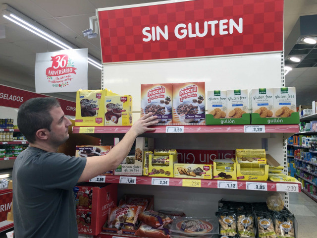Archivo - Estantería de supermercado con productos sin gluten