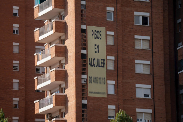 Archivo - Cartel de alquiler de viviendas en la fachada de un edificio, a 31 de diciembre de 2022, en Barcelona, Cataluña (España).