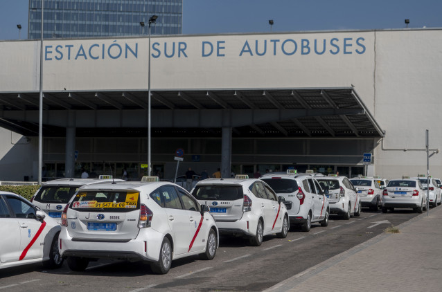 Archivo - Varios taxis a las puertas de la estación Sur de Méndez Álvaro