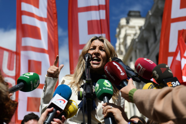 La vicepresidenta segunda y ministra de Trabajo, Yolanda Díaz, ofrece declaraciones a los medios durante la manifestación por el Día del Trabajador, a 1 de mayo de 2024, en Madrid (España).