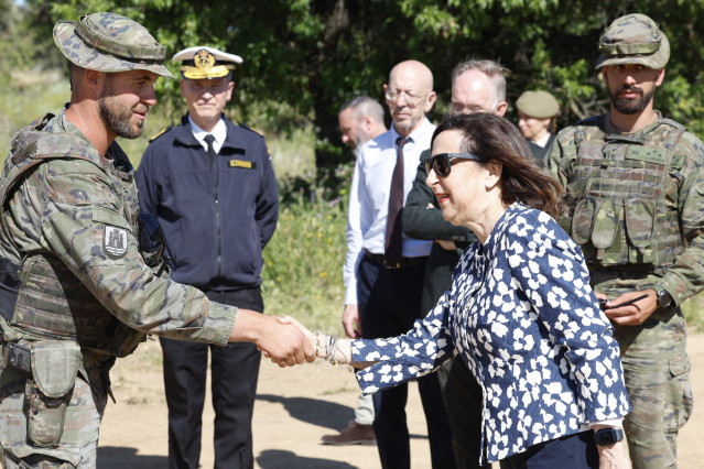 La ministra de Defensa, Margarita Robles, asiste en Toledo a las prácticas de instrucción de militares ucranianos