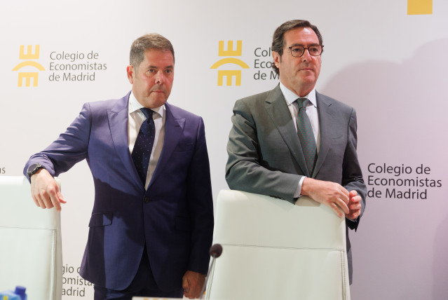 Archivo - El presidente de la CEOE, Antonio Garamendi (d), y el presidente de Cepyme, Gerardo Cuerva (i).