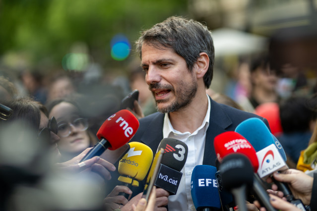 El ministro de Cultura, Ernest Urtasun, atiende a los medios durante Sant Jordi en la Rambla Catalunya-Consell de Cent, a 23 de abril de 2024, en Barcelona, Catalunya (España).