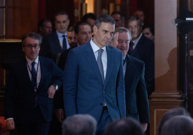 El presidente del Gobierno, Pedro Sánchez, a su llegada a la clausura de la Asamblea anual del Instituto de la Empresa Familiar (IEF), en el Teatro Real, a 8 de mayo de 2024, en Madrid (España).