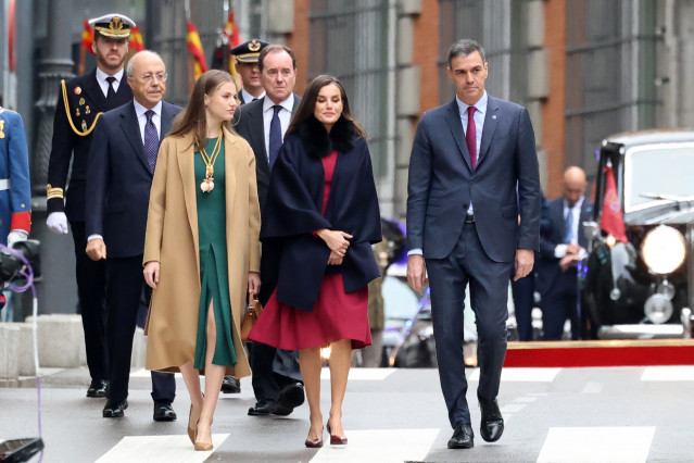 Archivo - (I-D) La Princesa Leonor, la Reina Letizia y el presidente del Gobierno, Pedro Sánchez, a su llegada a la Solemne Sesión de Apertura de las Cortes Generales de la XV Legislatura