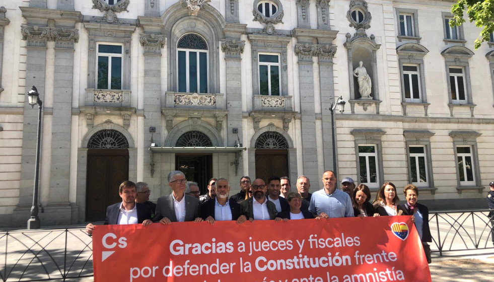 El candidato de Cs a presidir la Generalitat de Cataluña, Carlos Carrizosa, atiende a los medios de comunicación a las puertas del Tribunal Supremo, a 8 de mayo de 2024, en Madrid.