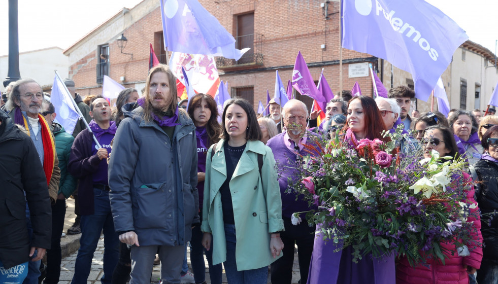 El portavoz de Podemos Pablo Fernández (2i) y la candidata de Podemos a las elecciones europeas, Irene Montero (c), durante una ofrenda floral en recuerdo a los líderes comuneros: Padilla, Bravo y M