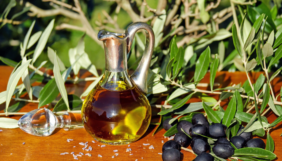 Archivo - Imagen de recurso de aceite de oliva virgen extra.