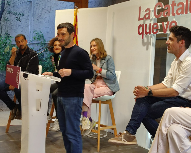 El ministro de Derechos Sociales, Pablo Bustinduy, en un acto de los Comuns con la candidata a las catalanas, Jéssica Albiach.