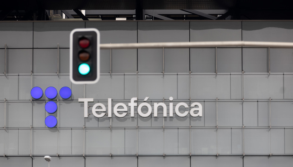 Archivo - Un semáforo en verde frente a la sede de Telefónica, a 28 de noviembre de 2023, en Madrid (España).