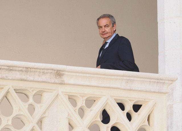 El expresidente del Gobierno, José Luis Rodríguez Zapatero, a su llegada a las jornadas que conmemoran los 20 años de la Ley contra la Violencia de Género, en la Facultad de Derecho de la UVA.
