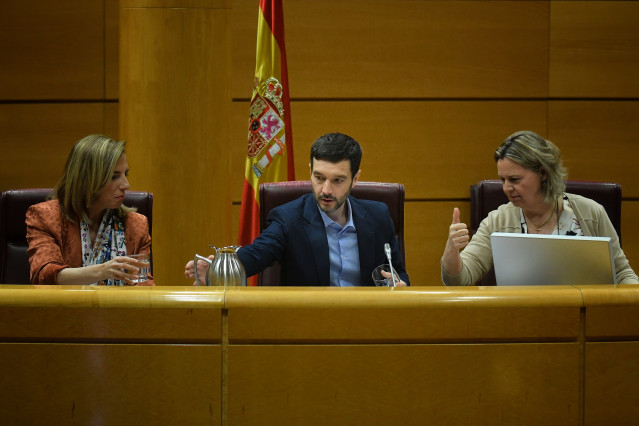 El ministro de Derechos Sociales, Consumo y Agenda 2030, Pablo Bustinduy (c), comparece en la Comisión de Derechos Sociales, Consumo y Agenda 2030, en el Senado, a 9 de mayo de 2024, en Madrid (España).