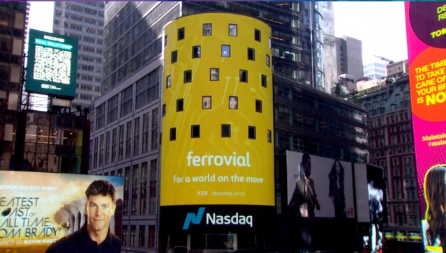 Un cartel en Wall Street anuncia el inicio de la cotización de Ferrovial en el Nasdaq