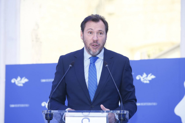 El ministro de Transportes y Movilidad Sostenible, Óscar Puente, en Casa Mediterráneo en Alicante, durante su intervención en el Foro 'Conexiones e infraestructuras para Alicante'.
