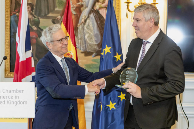 Archivo - El consejero delegado de Indra, José Vicente de los Mozos (derecha), recibe el 'Golden Award' de la Cámara de Comercio de España en Reino Unido.