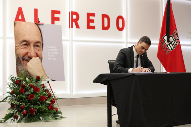 Archivo - El entonces presidente del Gobierno en funciones, Pedro Sánchez, acude a Ferraz a firmar el libro de condolencias del Partido Socialista por el fallecimiento de Alfredo Pérez Rubalcaba, en 2019.