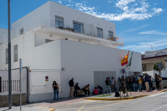 Atención a medios comunicación por parte de los abogados de ambas partes en la puerta de los juzgados, a 10 de mayo de 2024, en Barbate, Cádiz (Andalucía, España).