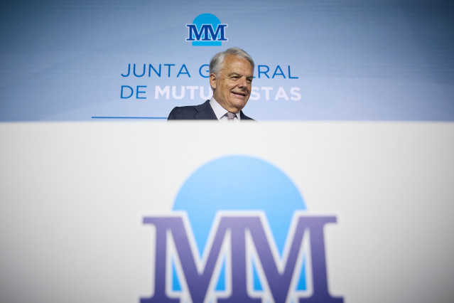 Archivo - El presidente de Mutua Madrileña, Ignacio Garralda, posa a su llegada a la Junta General de Mutualistas 2023, en el auditorio de su sede, a 12 de mayo de 2023, en Madrid (España).