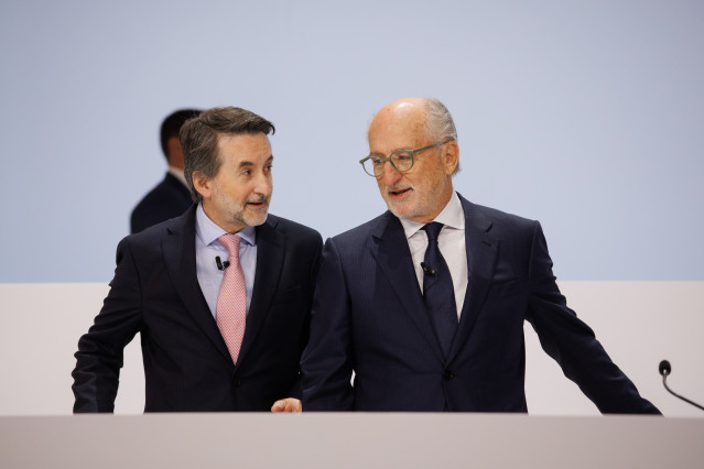 El consejero delegado de Repsol, Josu Jon Imaz (i) y el presidente de Repsol, Antonio Brufau (d), durante la Junta General de Accionistas de Repsol, en el Palacio de Congresos de Madrid, a 10 de mayo de 2024, en Madrid (España).