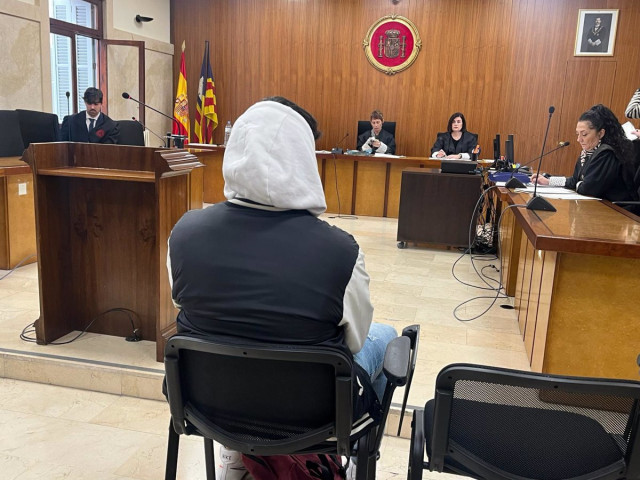 Archivo - El profesor acusado de manosear el pecho a una alumna en un colegio de Palma, sentado para el juicio en la Audiencia.