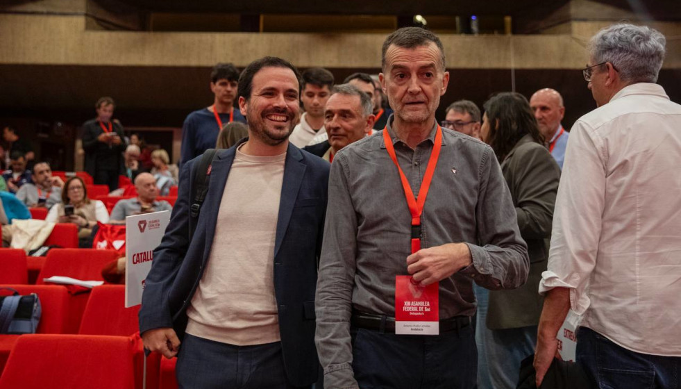 El exministro y exlíder de IU Alberto Garzón asiste a la primera jornada de la asamblea federal de IU, que se celebra en la sede de UGT en Madrid, junto al futuro coordinador federal Antonio Maíllo
