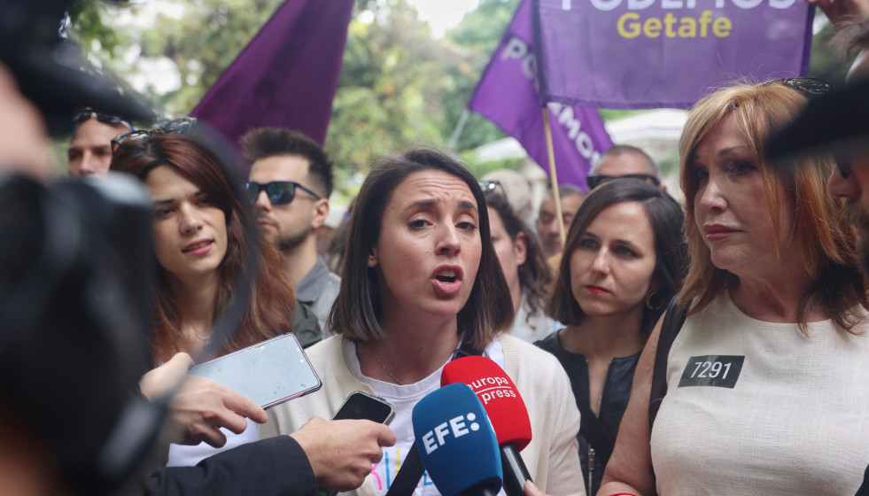 La candidata de Podemos a las elecciones europeas, Irene Montero, atiende a los medios de comunicación durante una manifestación para defender la sanidad pública, a 19 de mayo de 2024, en Madrid (E