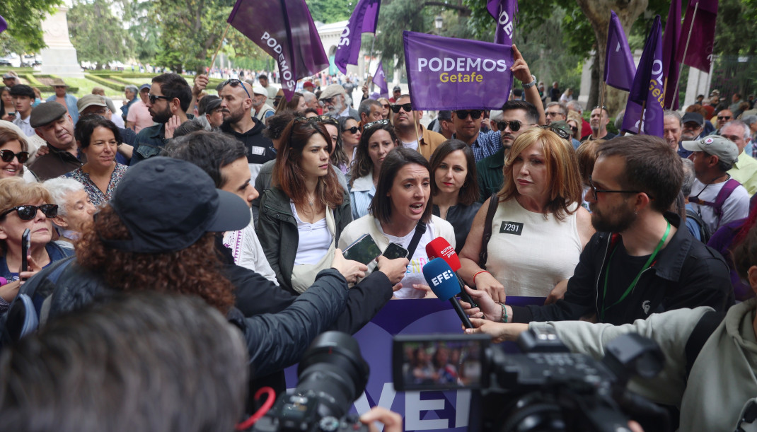 La secretaria Política de Podemos y candidata del partido a las elecciones europeas, Irene Montero (c), atiende a los medios de comunicación durante una manifestación para defender la sanidad públ