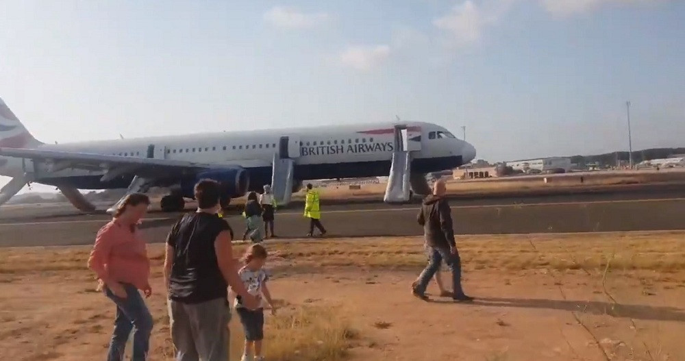 Evacuaciu00f3n de un aviu00f3n en el Aeropuerto de Valencia