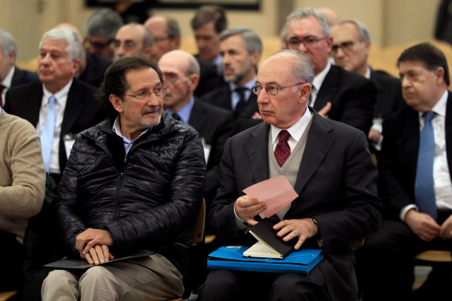 El expresidente de Bankia Rodrigo Rato (derecha) junto al exconsejero de Caja Madrid José Antonio Moral Santín durante la primera sesión del juicio por la salida a Bolsa de la entidad en 2011