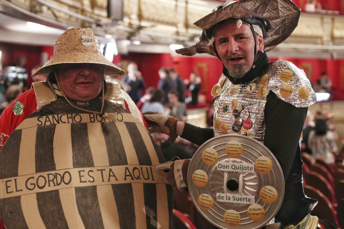 EuropaPress 2561128 Dos hombres vestidos como Don Quijote y Sancho Pancha asisten a la celebraciu00f3n del Sorteo Extraordinario de la Loteru00eda de Navidad 2019 en el Teatro Real de Madrid (Espau00f1a) a 22 de diciembre de 2019 