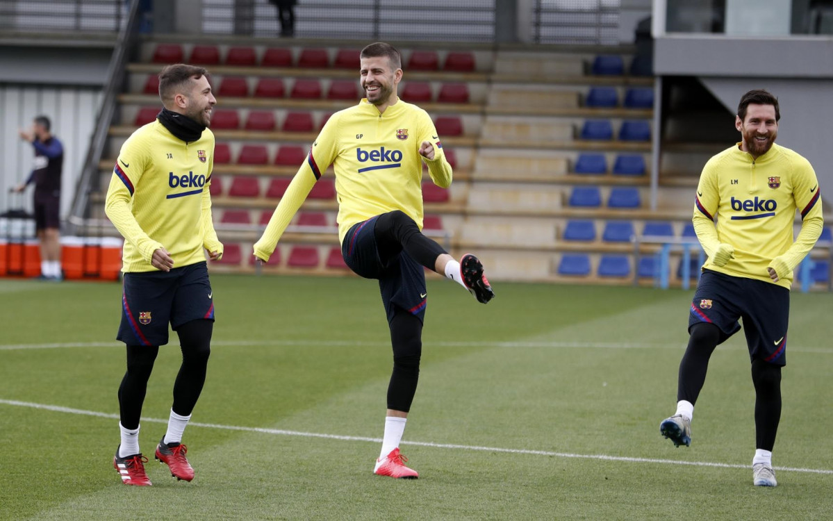 Jordi Alba, Gerard Piqué i  Leo Messi en un entrenament del FC Barcelona