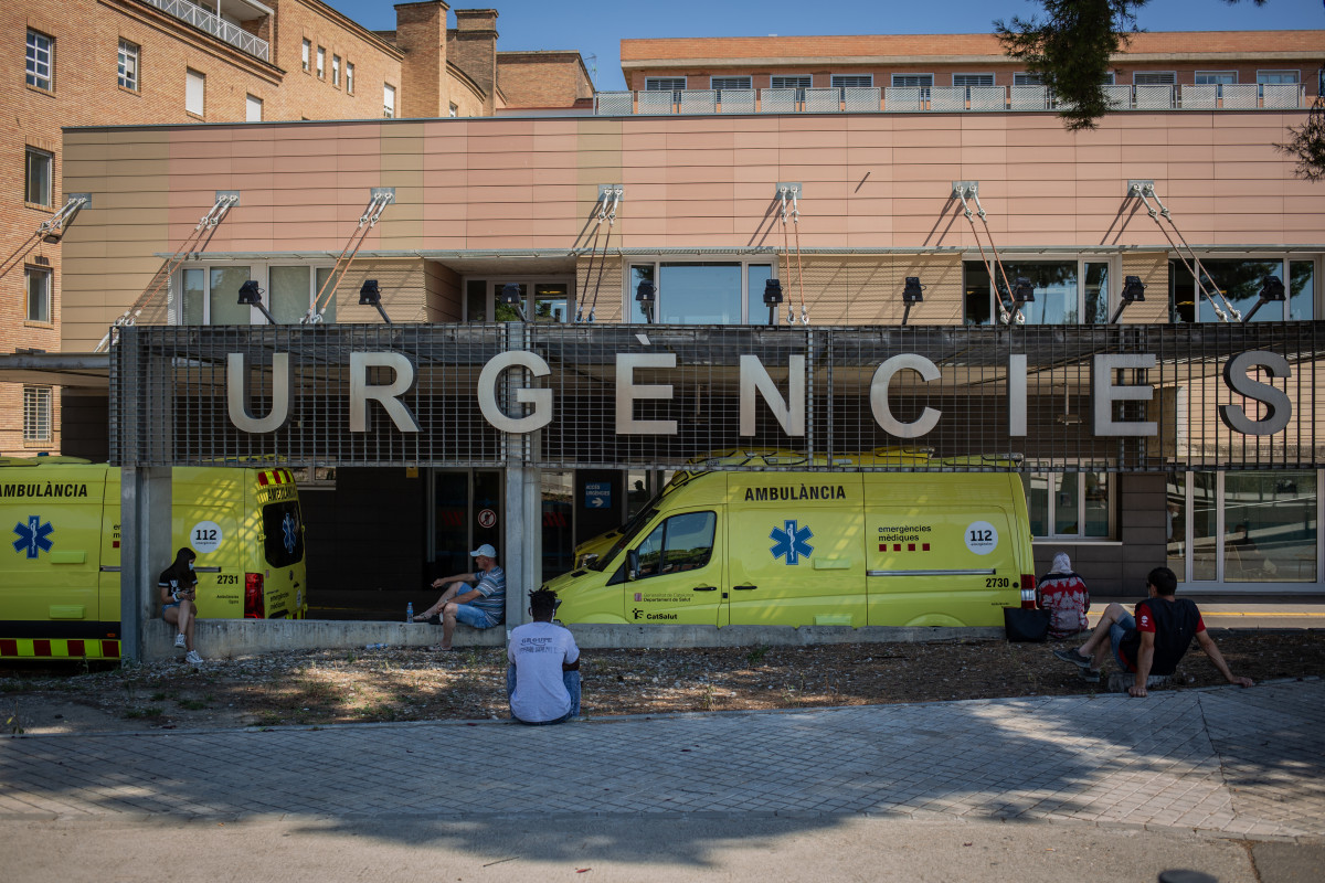 Dos ambulancias en el Hospital Universitario Arnau de Vilanova de Lleida, capital de la comarca del Segrià, en Lleida, Catalunya (España), a 6 de julio de 2020. El presidente de la Generalitat, Quim